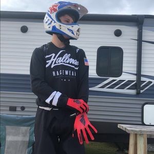 Meet your Posher, Cliff